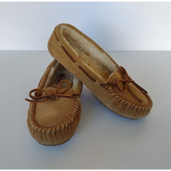 Minnetonka Shoes - Minnetonka Womens Moccasin Tan Suede Fur Lined Mocs Casual Shoe or Slippers Sz 8